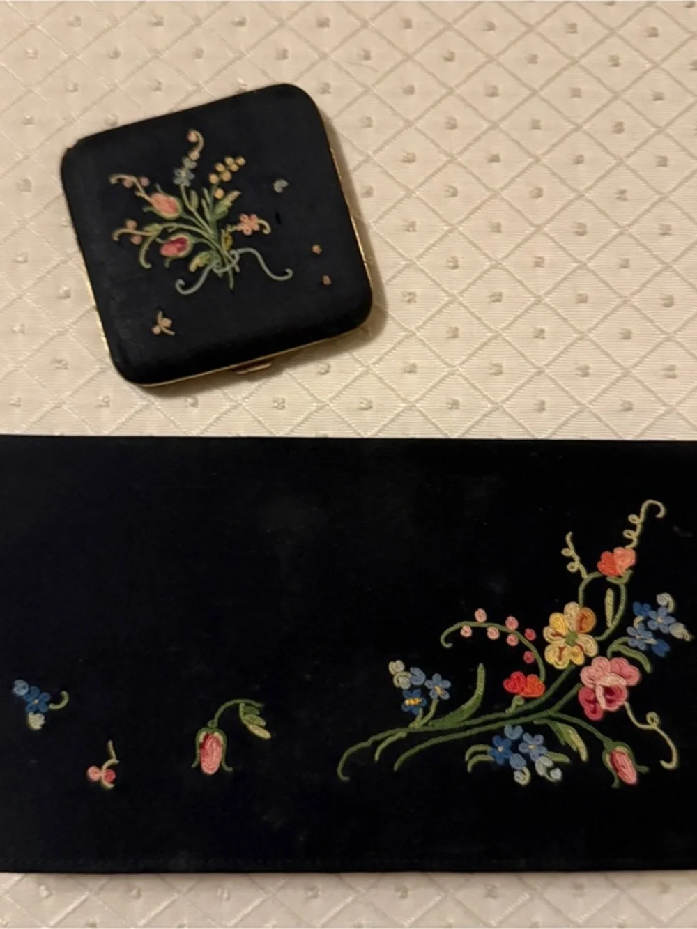 Anda black vintage clutch with matching mirrored compact. Made in France.